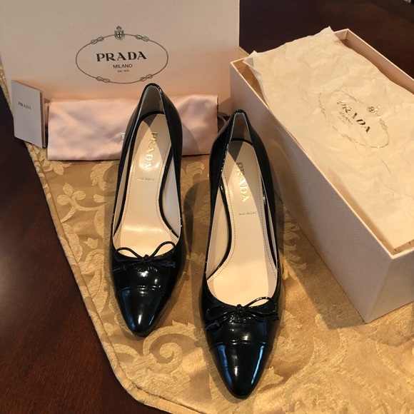 Stylish luxury PRADA black patent leather heels - Picture 2 of 8